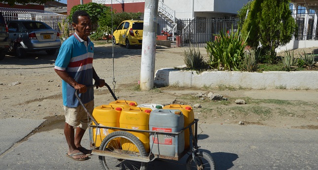 El panorama se ha vuelto común de los ususarios queriendo tener un poco de agua y llevar a sus hogares.  Foto: Orlando Marchena.