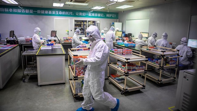 Los casos de COVID-19, la enfermedad causada por el virus respiratorio, se siguen concentrando en Hubei, en el centro-este del país, donde se informó de 1.693 casos nuevos y 132 muertes más