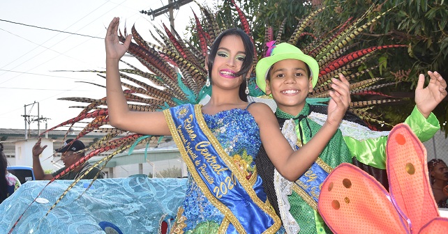Daniela Alejandra Martínez Rodríguez y Luís José Martínez, reyes del Carnaval infantil.