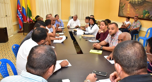 El alcalde Luis Tete Samper en mesa de trabajo con sindicatos de educadores y administrativos.