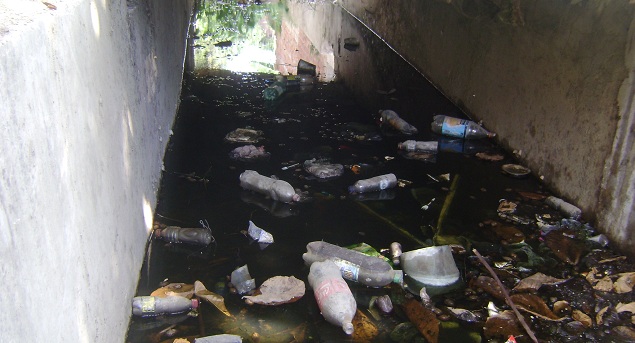 Canal Maracaibo se encuentra lleno de basuras