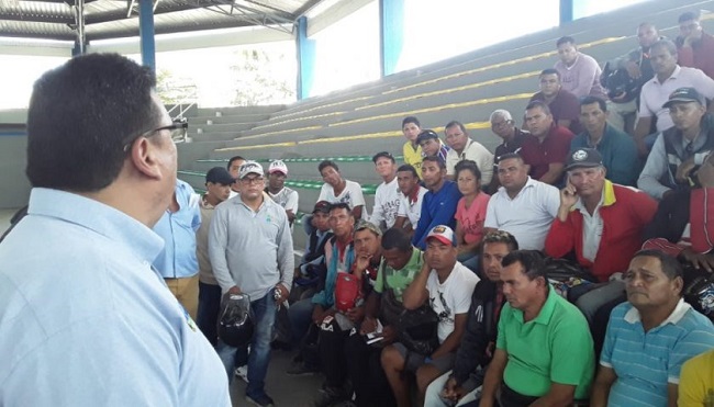 El alcalde Luis Tete en reunión con representantes de los mototaxis, bicitaxis y motocarros.