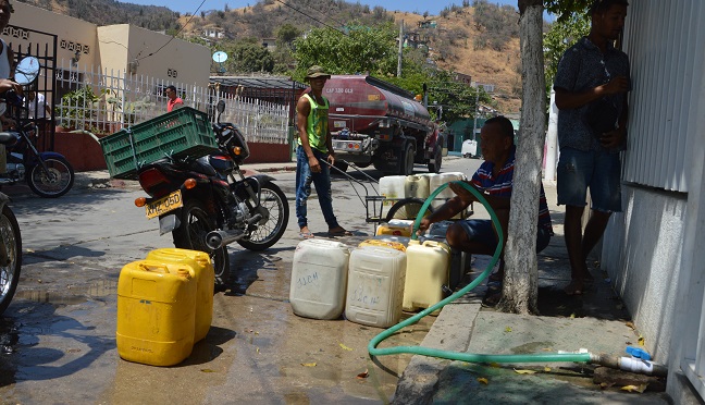 Usuarios gastan diariamente cerca de 10 mil pesos en agua en ‘pimpinas’, mientras que el carrotanque sale en 80 mil pesos. 