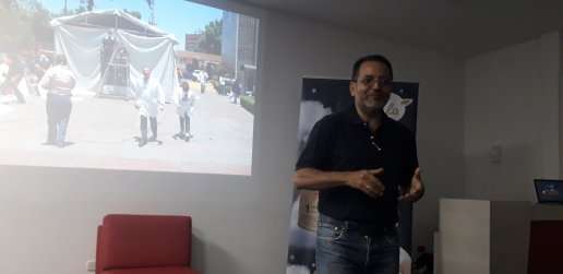 Dr. Abraham Katime en la exposición del auditorio de la clínica Cehoca