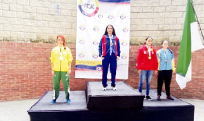 Jaidith Valentina Ojeda Caicedo, medalla de oro en la categoría Kumite de karate. 