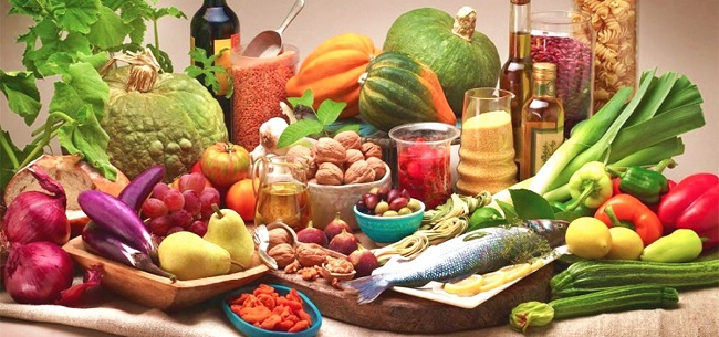 La dieta mediterránea. Consiste en frutas y vegetales de muchos colores porque esa variedad garantiza bastantes antioxidantes y nutrientes que reducen la inflamación.