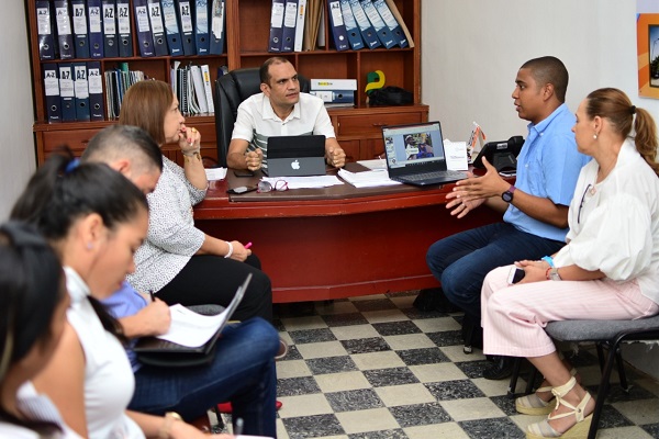 Reunión del Secretario de Gobierno de Ciénaga, Héctor Zuleta Rovira, y el Asesor Territorial para el departamento del Magdalena, Juan Camilo López. 