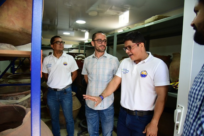 Pablo Vera Salazar, rector de la Alma Mater, compartió la entrega con los estudiantes del Programa de Antropología.