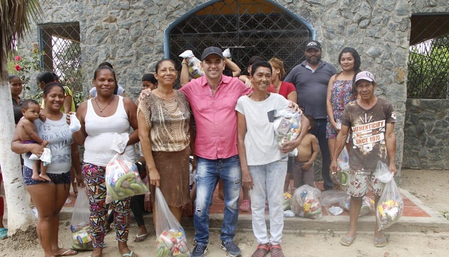 El líder social del corregimiento de Guachaca, Freddy Castillo, fue el encargado de gestionar las ayudas que ya están siendo entregadas.