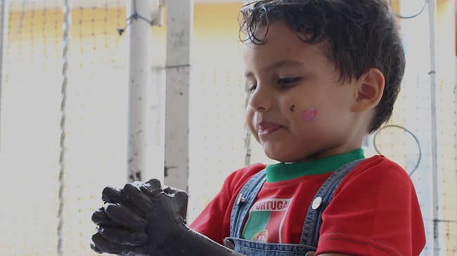Tiago, quien padece de autismo, es considerado el pintor más joven de Colombia.