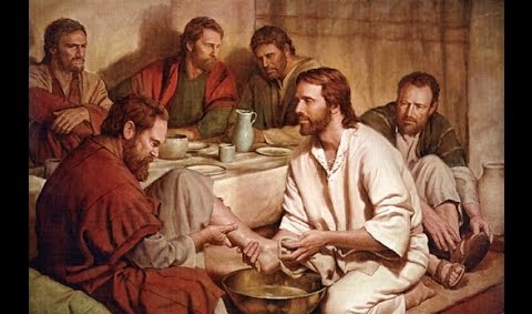 En el evangelio, San Juan narra cómo Jesús lavó los pies de sus discípulos en la última cena.