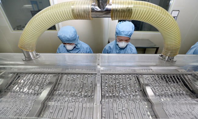 Un grupo de investigadores trabaja en la línea de producción del cloroquina, en una empresa farmacéutica de la ciudad de Nantong, provincia de Jiangsu, China. La   cloroquina, un antiguo fármaco para el tratamiento del paludismo, ha demostrado cierta eficacia y seguridad aceptable contra la neumonía asociada a COVID-19 en ensayos, según los medios de comunicación chinos. EFE/EPA/XU CONGJUN CHINA OUT[CHINA OUT]