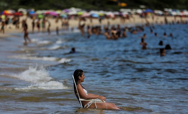 Una bañista toma el sol en la playa de Camboinhas, en la ciudad de Niterói, cerca a Río de Janeiro.EFE