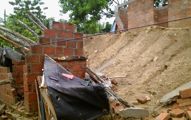 La creciente por el desbordamiento de dos quebradas provocaron la caída de varias casas.