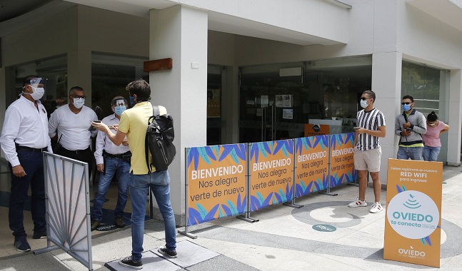 Para que la gente pueda visitar los centros comerciales a los que se les aprobó los protocolos de bioseguridad debe estar registrada en las plataformas de Medellín Me Cuida o CoronApp. Foto referencia -andina