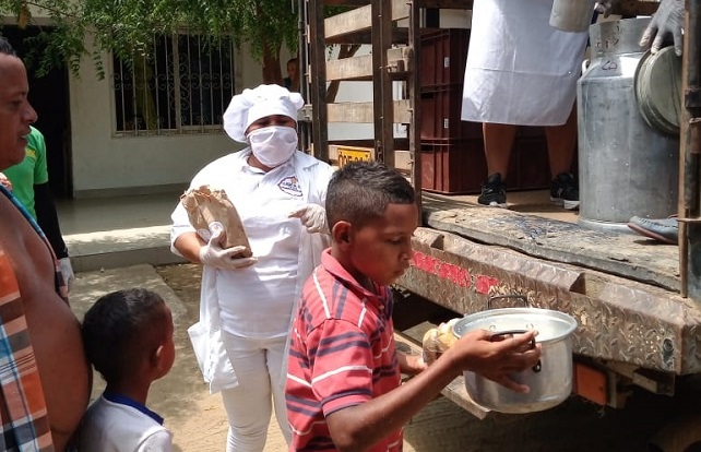 Colapaz, donó 200 litros de leche a familias afectadas por la emergencia sanitaria causada por la pandemia del covid-19. 