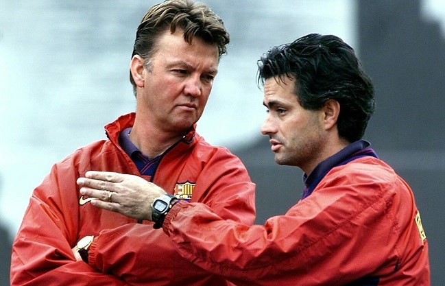Imagen de 1999 del holandés Louis van Gaal y su segundo entrenador, Jose Mourinho. EFE/ Andreu Dalmau.