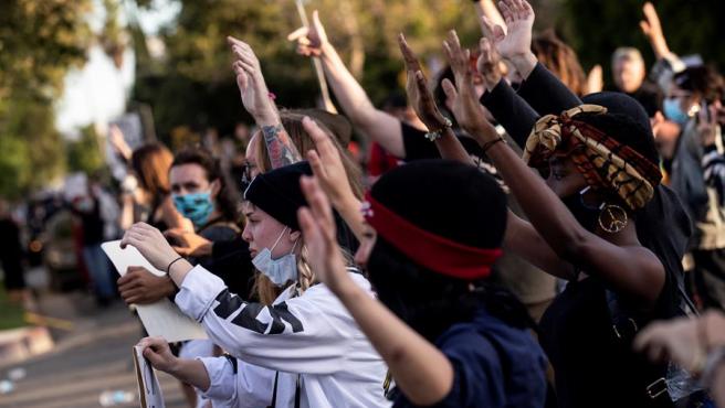 Manifestantes protestan en Los Ángeles (EE UU) por la muerte del afroamericano George Floyd a manos de la Policía y contra el racismo y la violencia policial. EFE.