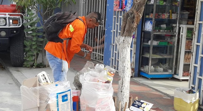 Las dos organizaciones de reciclaje vinculadas con el Movimiento RE en Santa Marta como Basura Cero y Cooempremac, coordinaron el trabajo por zonas para llegar al mismo lugar.