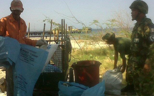 Gran cantidad del material recogido en las brigadas de aseo a las playas de la ciudad termina acumulado para ser incluido en el Movimiento RE. 