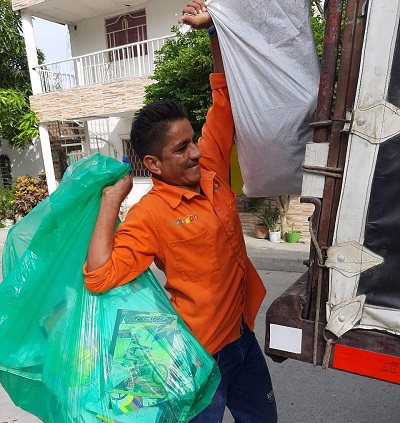 La recolección del material reciclable se hace daría se hace en sus respectivos sectores a través de la modalidad puerta a puerta