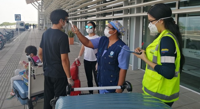 El avión aterrizó en la terminal aérea de la ciudad desde Estados Unidos y de inmediato el equipo de Sanidad Portuaria de la Secretaría de Salud Distrital, con el apoyo de Servicios Médicos Aeroportuarios del Aeropuerto Simón Bolívar, practicaron un tamizaje a la tripulación.