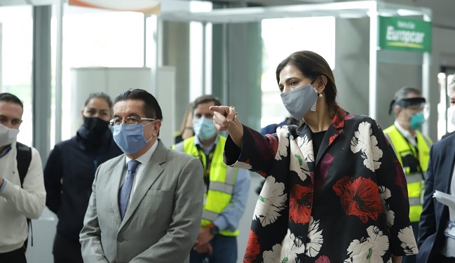 La ministra de Transporte y el ministro de Salud, inspeccionando el aeropuerto El Dorado de Bogotá durante el anuncio de los pilotos para la reapertura de las terminales.
