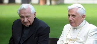 Mons. Georg Ratzinger tenía como hermanos además del Papa Emérito Benedicto XVI, una hermana que se llamaba María.