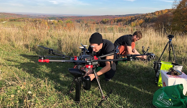 Miembros del equipo de FF preparan los drones para la plantación de árboles. Foto cortesía de Flash Forest.
