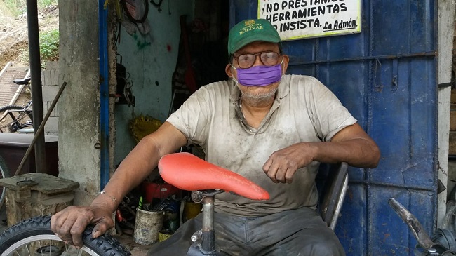 Manuel Acosta de 77 años de edad, quien tiene que salir a trabajar para llevar el sustento a su hogar.