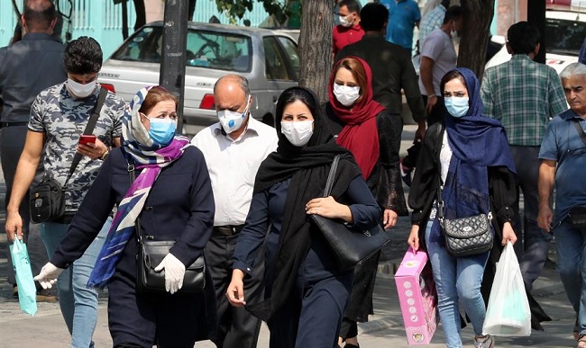 Las restricciones han vuelto a aplicarse en zonas de las provincias consideradas de alto riesgo y desde esta semana el Gobierno iraní impuso el uso obligatorio de las mascarillas en lugares concurridos. 