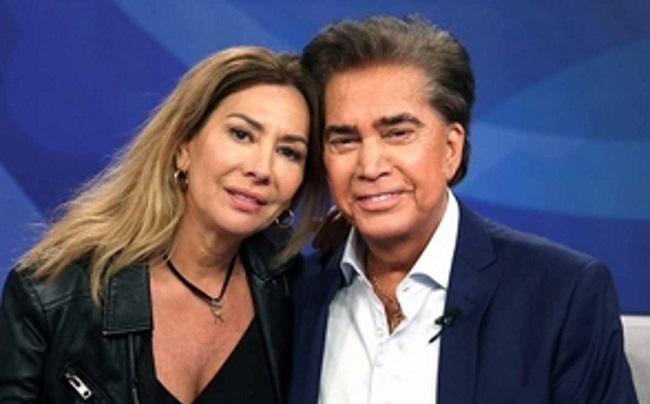 José Luis Rodríguez "El Puma" junto a su esposa Carolina Rodríguez. 