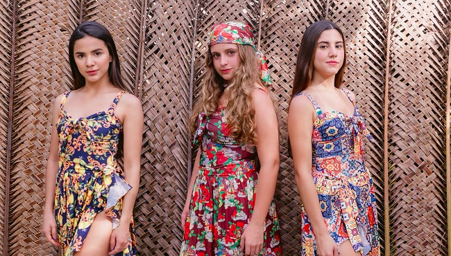 La naturaleza con su fauna y flora cada día inspiran más a los diseñadores de moda, al uso de los prints audaces de flores adornados con colores, formas de hojas y paisajes, son los que marcan la tendencia en esta colección.