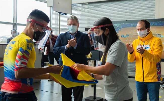 El Presidente de la República, Iván Duque, acompañó a los viajeros en el aeropuerto El Dorado de Bogotá y les entregó el pabellón nacional para que nuestros atletas lo sigan izando en los podios del mundo