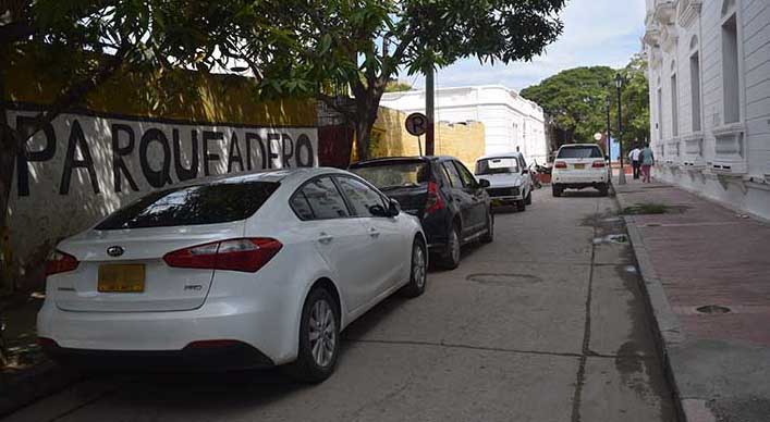 Santa Marta no cuenta con suficientes parqueaderos y a diario cientos de samarios y visitantes, deben ingeniárselas en cualquier espacio que encuentren para estacionarse. Archivo.