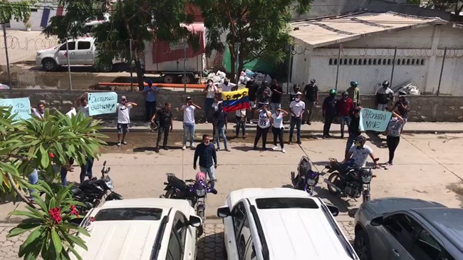Un grupo de manifestantes se plantaron en las afueras del Concejo para pedir justicia por la muerte del joven Jonathan José López Jurado.