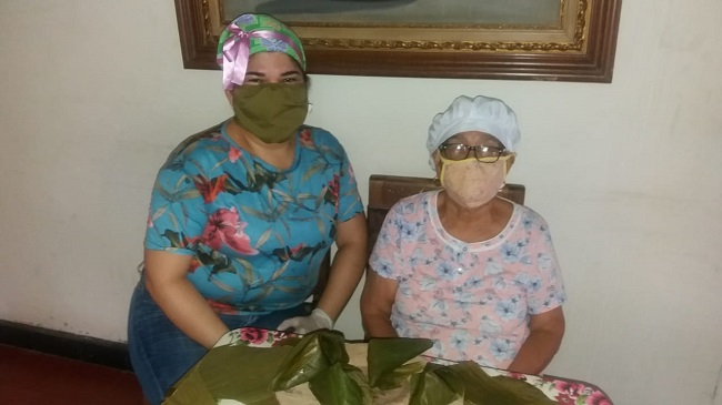 La señora Maira Luz Oñate y la señora Estela Duica Núñez, Matrona  de 87 años de edad, las dos emprendedoras, unas de las encargadas de preparar los bollos.