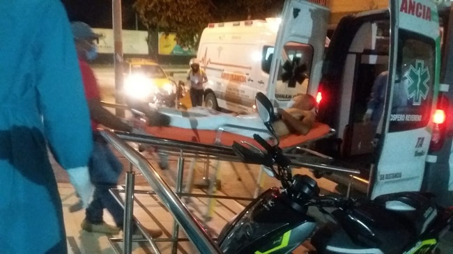 Este es el momento en el que Yeiver de Jesús Ospino Mendoza es ingresado a la sala de urgencias de la clínica Cehoca de esta Santa Marta.