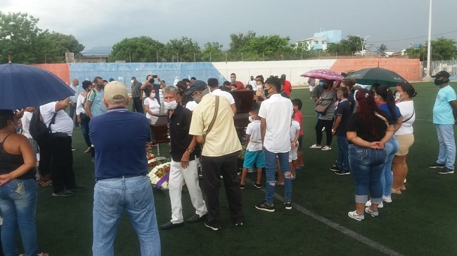 Familiares y amigos llegaron hasta el llamado ‘Templo del Fútbol’ para darle el último adiós.