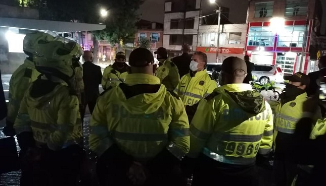 El Presidente Iván Duque portó por varias horas el uniforme de la Policía Nacional y llegó a varios de los CAI que fueron completamente destruidos en medio de lo actos vandálicos registrados la semana pasada en Bogotá.
