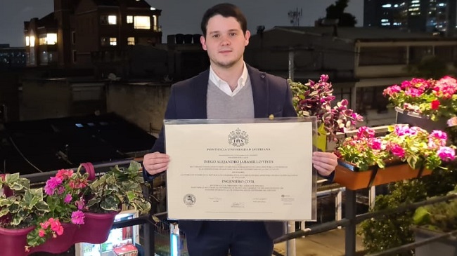 Diego Alejandro exhibe  su diploma que lo titula como Ingeniero Civil. 