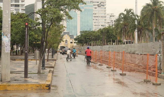La obra que es ejecutada por A construir contemplan la demolición y relleno, instalaciones de acometidas eléctricas, arborización, construcción de bordillos, adecuación de zona del corredor verde y el desmonte de esculturas.