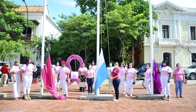 Durante el lanzamiento de la campaña se desarrolló la izada de la bandera de Santa Marta, la bandera púrpura de la Secretaría de la Mujer y la rosada que simboliza la lucha contra el cáncer de seno.