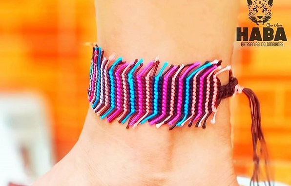 Tobillera de colores, producto tejido a mano, inspirado en la alegría que deben llevar tus pasos. 