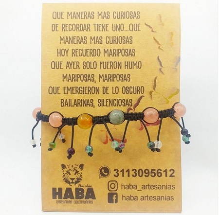 Todas las artesanías son entregadas en un empaque hecho a mano que incluye una descripción del producto, el significado de las piedras que incluye y en qué está inspirado el diseño.  