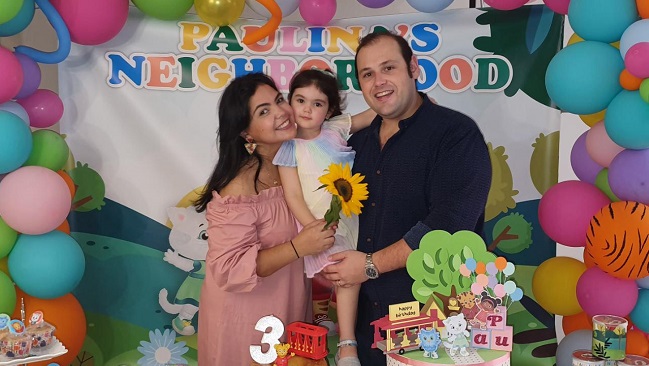 Paulina Vives Touriño, en compañía de sus padres, Dayana Touriño Uribe y Andrés Felipe Vives Calle. 