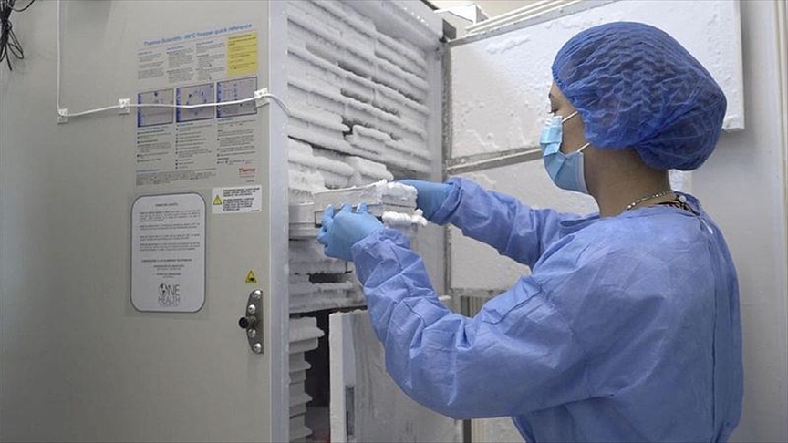 Colombia presenta sus seis primeros ultracongeladores para vacunas contra la covid-19.