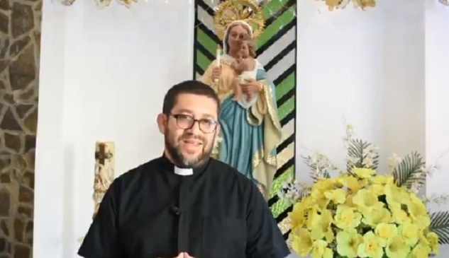 Padre Jesús Orozco, párroco de la Iglesia Nuestra Señora de La Candelaria.