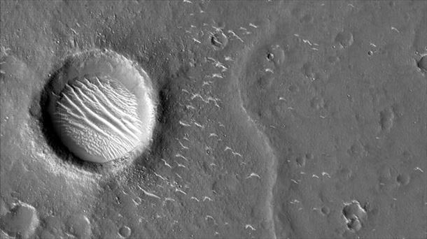 Las imágenes muestran la superficie del planeta y su morfología, incluyendo pequeños cráteres, cordilleras y dunas.