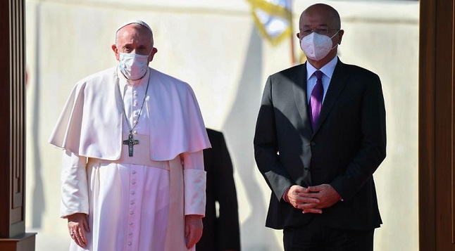 El Papa fue recibido en el aeropuerto de Bagdad por el primer ministro, Mustafa Al Kazemi.